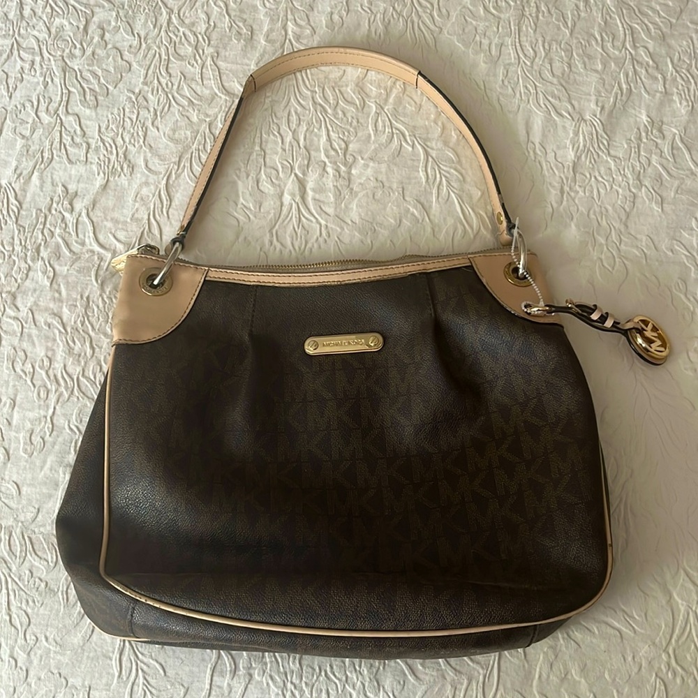 Coach Tan and Brown Bag
Has a broken zipper but otherwise nothing else wrong